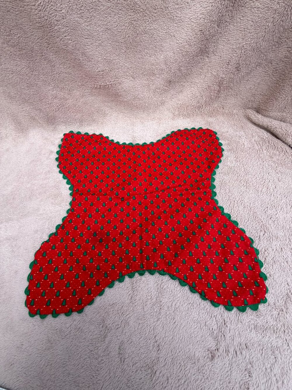 Vintage Christmas Fabric Bread Basket Liner Tortilla Bun Warmer Scalloped Trim